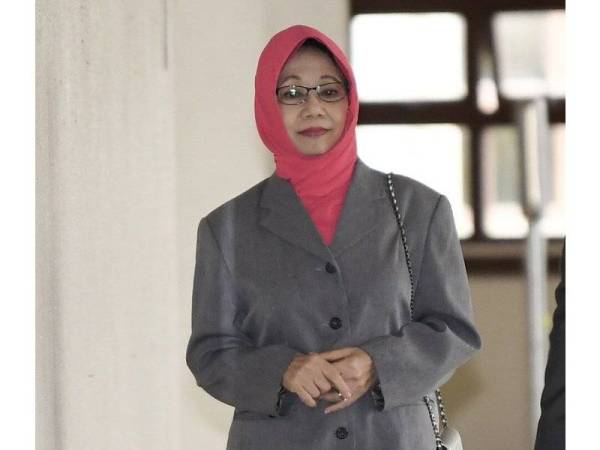 Bekas Timbalan Ketua Setiausaha (Kabinet) Bahagian Kabinet Perlembagaan dan Perhubungan Tan Sri Mazidah Abdul Majid ketika tiba di pekarangan mahkamah bagi menghadiri prosiding perbicaraan kes bekas Perdana Menteri Datuk Seri Najib Tun Razak membabitkan dana SRC International Sdn Bhd di Kompleks Mahkamah Kuala Lumpur hari ini. - Foto Bernama