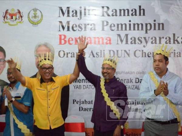 Waytha Moorthy (dua dari kanan) bersama Ahmad Faizal pada Majlis Ramah Mesra Pemimpin bersama Masyarakat Orang Asli DUN Chenderiang, hari ini. 