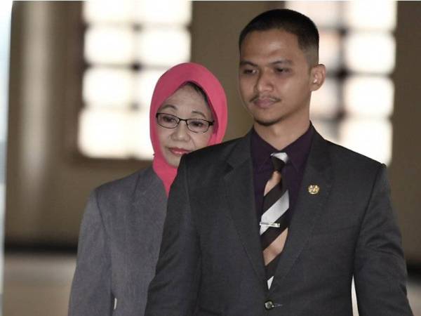 Bekas Timbalan Ketua Setiausaha (Kabinet) Bahagian Kabinet Perlembagaan dan Perhubungan Tan Sri Mazidah Abdul Majid (kiri) ketika tiba di pekarangan mahkamah bagi menghadiri prosiding perbicaraan kes bekas Perdana Menteri Datuk Seri Najib Tun Razak membabitkan dana SRC International Sdn Bhd di Kompleks Mahkamah Kuala Lumpur hari ini.