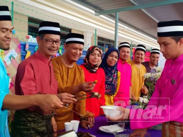 Mohd Suffian (kanan) bersama warga KPDNHEP Pahang meraikan tetamu pada Majlis Ramah Mesra Aidilfitri bersama warga agensi itu hari ini.