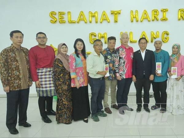 Seng Kok (enam dari kanan) bersama Tuck Chee (empat dari kanan) bergambar dengan penerima sumbangan pada majlis Jamuan Hari Raya Aidilfitri GM Klang dan PPM di GM Klang semalam. Foto - Rosli Talib