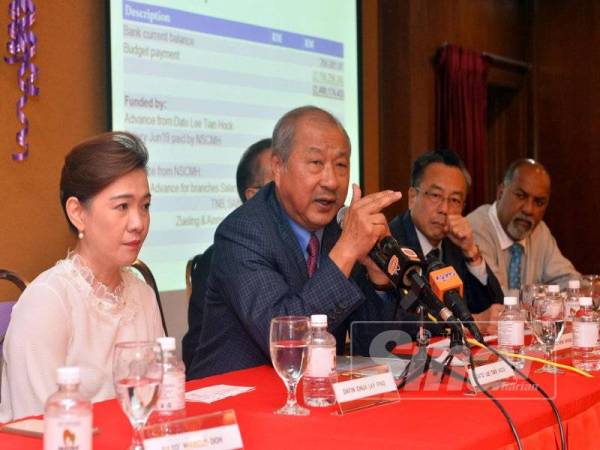 Tian Hock (tengah) pada sidang media semalam. 