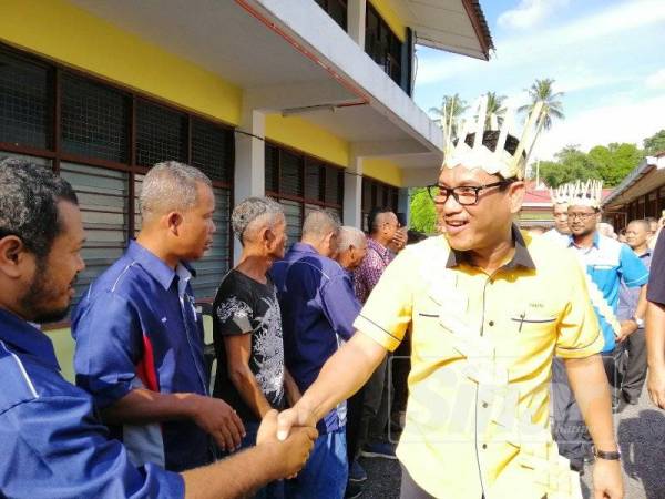 Ahmad Faizal bersalaman dengan Tok-tok Batin DUN Chenderiang sempena Majlis Ramah Mesra Pemimpin bersama Masyarakat Orang Asli DUN Chenderiang di Dewan Terbuka Jabatan Kemajuan Orang Asli (Jakoa) daerah Batang Padang/Mualim.
