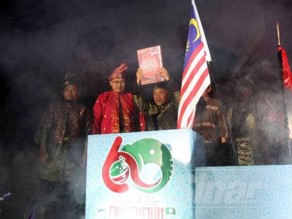 Timbalan Presiden Pas, Datuk Tuan Ibrahim Tuan membuat gimik perasmian sewaktu Muktamar Tahunan Dewan Pemuda Pas Kali Ke-60 bermula hari ini di Bukit Gambang. - FOTO ASRIL ASWANDI SHUKOR.