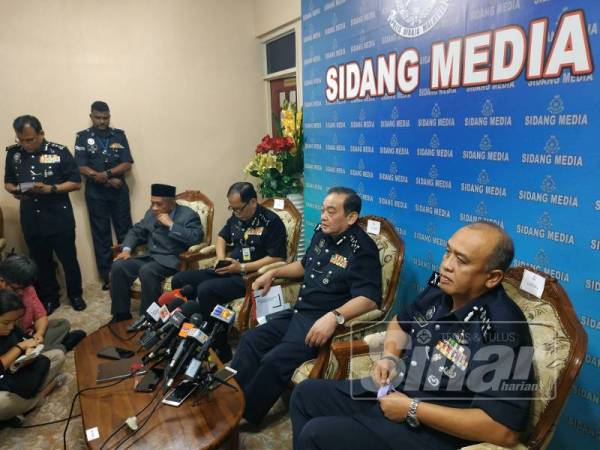 Timbalan Ketua Polis Negara, Datuk Mazlan Mansor (tengah) pada sidang media selepas Majlis Penganugerahan Kontinjen dan Daerah Terbaik Op Selamat 15 sempena Hari Raya Aidilfitri 2019 di Bukit Aman, hari ini.