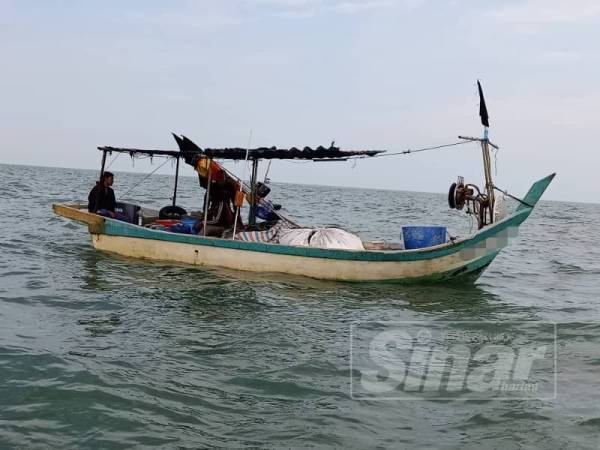 Bot nelayan tempatan yang diusahakan oleh warga Thailand ditahan APMM pagi semalam.