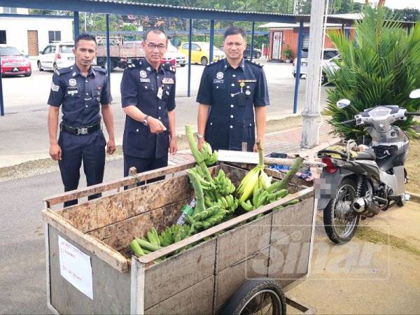 Nor Azmi (tengah) bersama pegawainya menunjukkan barangan dirampas pada sidang media di IPD Sabak Bernam di sini hari ini.