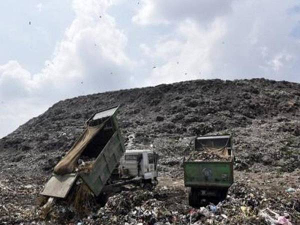 Lokasi pembuangan sampah di Ghazipur, New Delhi.- Foto Hindustantimes
