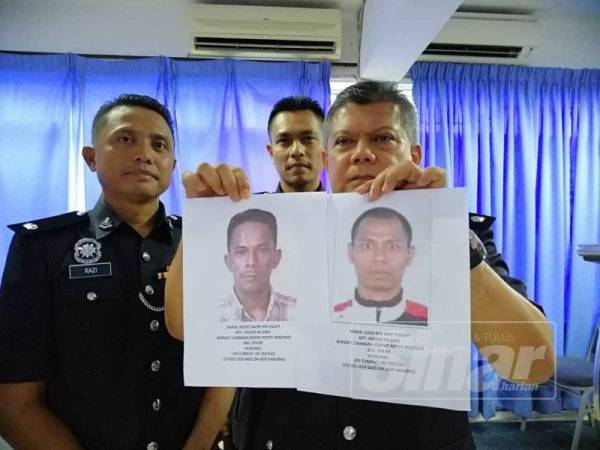 Ab Rashid menunjukkan gambar dua lelaki yang dicari bagi membantu siasatan kejadian kes pecah cermin kereta di hadapan Masjid Khairiah Mukim Chabang Empat.
