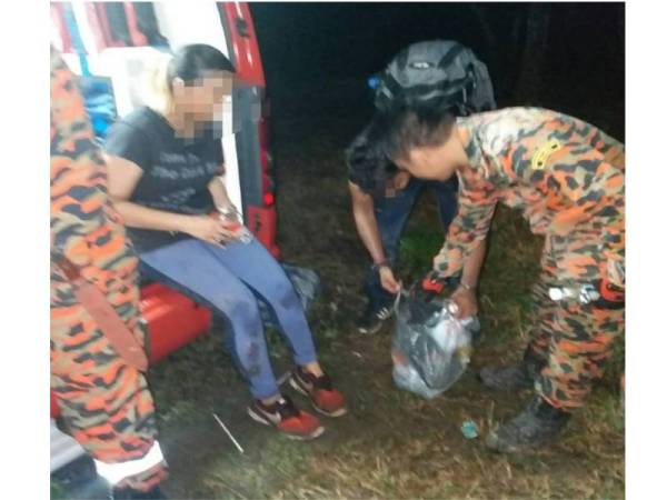 Mangsa menerima rawatan awal sebaik tiba di bawah selepas lebih enam jam terperangkap dalam hutan malam tadi. Foto: Instagram Bomba Selayang1