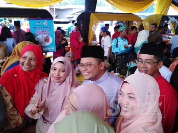 Amirudin (tengah) bergambar bersama orang awam sewaktu menghadiri Rumah Terbuka Aidilfitri MPS hari ini.