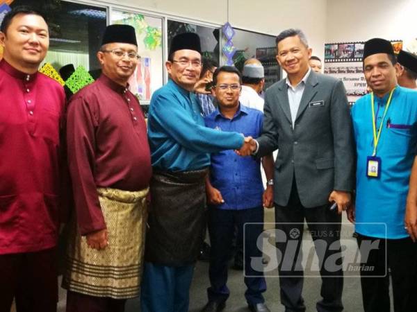 Shaharom Nizam (tiga dari kiri) bersalaman dengan Pengarah Jabatan Pengangkutan Jalan Kedah, Ismasuhaimi Shariff (tiga dari kanan) yang hadir pada majlis Aidilfitri SPRM Kedah.