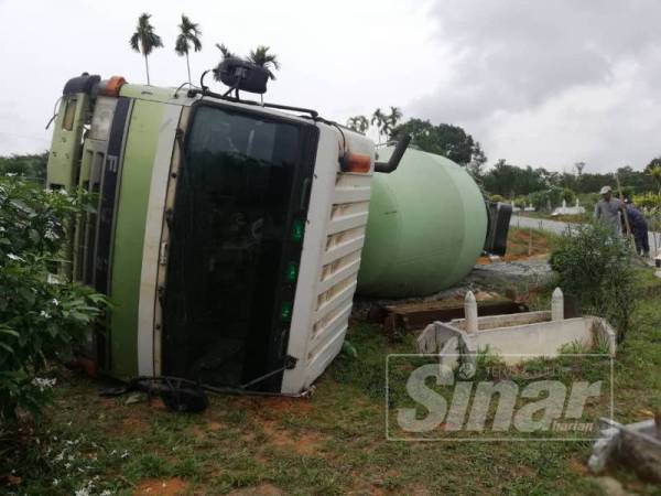 Lori simen yang terbalik di Tanah Perkuburan Felda Tenggaroh 2 sehingga menyebabkan lapan kubur rosak