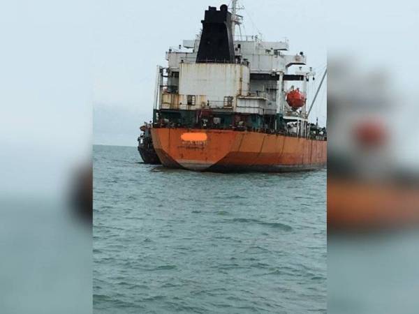 Kapal tangki berkenaan yang berlabuh tanpa kebenaran di perairan Johor Timur berjaya ditahan Maritim Malaysia, Zon Maritim Tanjung Sedili jam 3.30 petang semalam.