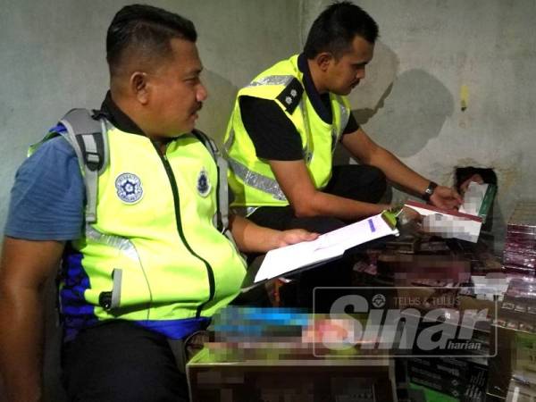 Lubang tikus yang menjadi saluran transaksi antara kedai runcit dan kedai &#039;bundle&#039; di Jalan Masjid, Kg Melayu Majidee.