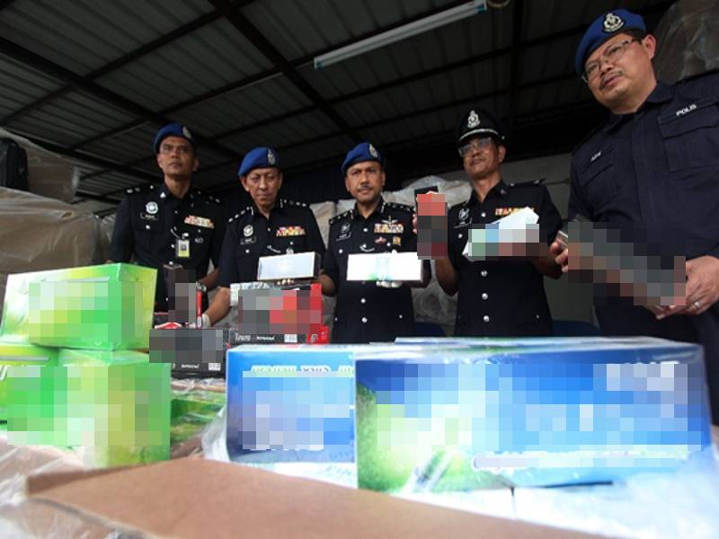 ROMPIN - Polis menumpaskan sindiket penyeludupan rokok dipercayai terbesar di Malaysia untuk tahun ini, melibatkan rampasan 279,000 karton rokok bernilai RM4.868 juta pada serbuan di Leban Chondong di sini hari ini.- Bernama 