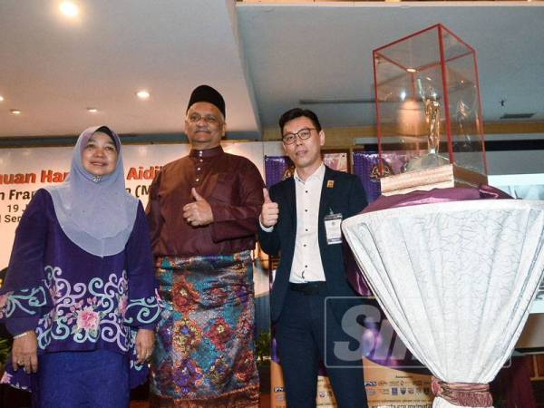 Radzali (tengah) bersama Zahtiah (kiri) dan Deric Yeo di Pelancaran dan sidang media Anugerah Francais Malaysia (AFM 2019) di Hotel Seri Pacific, Kuala Lumpur semalam. Foto: Sharifuddin Abdul Rahim