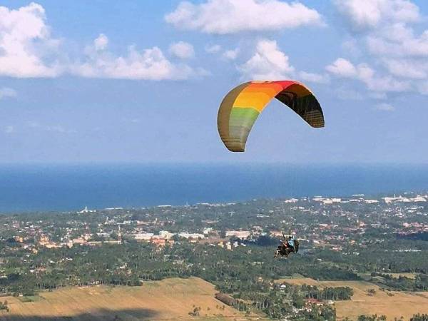 Bukit Maras berpotensi menjadi popular sebagai satu destinasi sukan paragliding kerana keunikannya yang tiada di tempat-tempat lain.