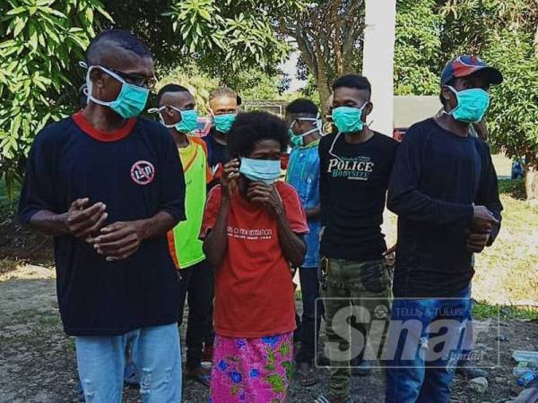 Orang asli suku Bateq di Kuala Koh enggan berpindah ke penempatan baharu sebaliknya mahu kemudahan bekalan air bersih dan elektrik disediakan di perkampungan mereka.