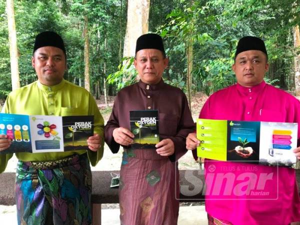 Mohamed Zin (tengah) menunjukkan risalah program ‘Perak Oxygen Land Bank’ yang bakal diperkenalkan kepada semua pihak untuk bersama-sama memulihkan sumber dan kualiti hutan di Perak.