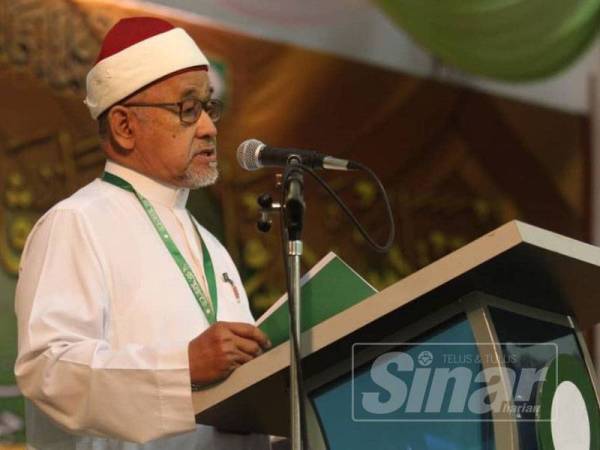 Ketua Dewan Ulama Pas Pusat, Datuk Dr Mahfodz berucap sewaktu Muktamar Dewan Ulamak Pas berucap sewaktu pembukaan Muktamar Dewan Ulamak Pas yang berlangsung di Wisma Belia hari ini. - FOTO ASRIL ASWANDI SHUKOR.