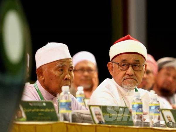 Ketua Dewan Ulama Pas Pusat, Datuk Dr Mahfodz (kanan). - FOTO ASRIL ASWANDI SHUKOR