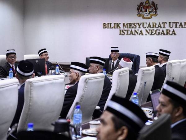 Yang di-Pertuan Agong Al-Sultan Abdullah Ri&#039; ayatuddin Al-Mustafa Billah Shah berkenan mengadakan perjumpaan bersama mufti dan pengarah Jabatan Agama Islam negeri-negeri di Bilik Mesyuarat Utama, Istana Negara hari ini. - Foto Bernama