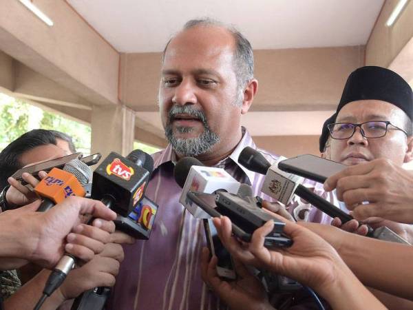 Menteri Komunikasi dan Multimedia Gobind Singh Deo ketika ditemui pemberita pada Majlis Hari Raya Kementerian Komunikasi dan Multimedia (KKMM) di Dataran Gemilang, Presint 4, hari ini. - Foto Bernama