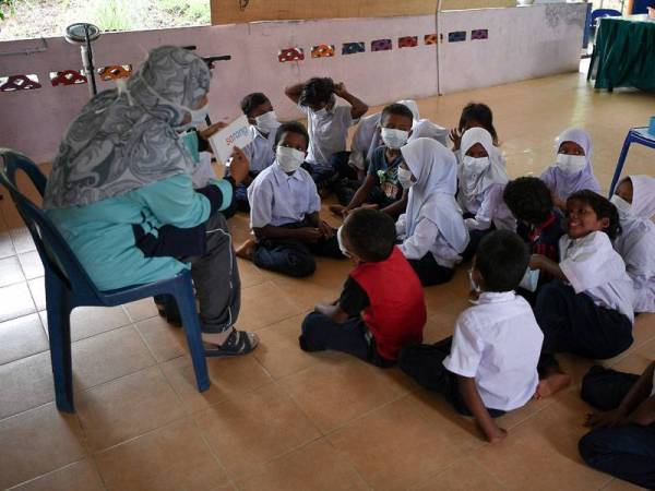 Murid SK Sungai Berua terdiri daripada Orang Asli suku Semaq Beri mengikuti kelas pembelajaran secara berkumpulan ketika tinjauan di Kampung Sungai Berua, semalam. - Foto Bernama