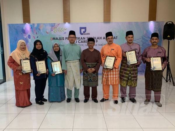 Muhammad Razif (empat dari kiri) bergambar bersama pengetua sekolah-sekolah yang dipilih sebagai keluarga angkat LPJ pada majlis berkenaan semalam. 