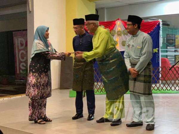 Mahfuz menyampaikan sumbangan kepada wakil rumah kebajikan terpilih pada Majlis Sentuhan Kasih Aidilfitri 2019 di Kolej Islam Antarabangsa, Taman Batu Muda, Gombak semalam.