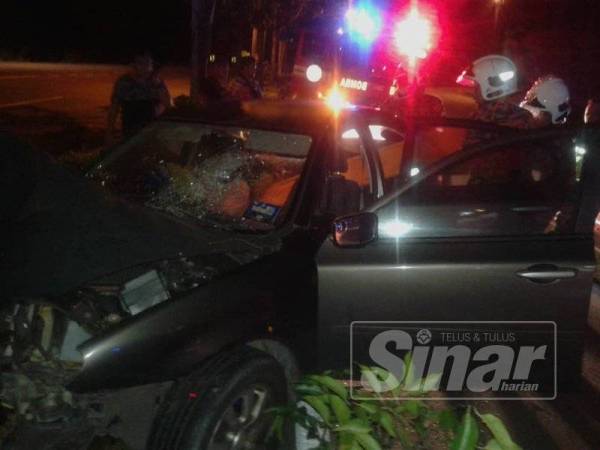 Kereta Proton Persona yang dinaiki mangsa remuk selepas merempuh sebatang pokok di Lebuh Ayer Keroh, awal pagi tadi.