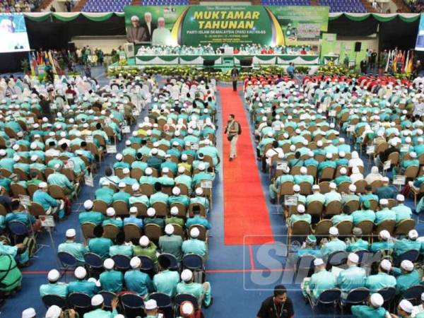 Kemeriahan di Stadium Sukpa sempena pembukaan Muktamar Tahunan Pas hari ini. FOTO ASRIL ASWANDI SHUKOR.