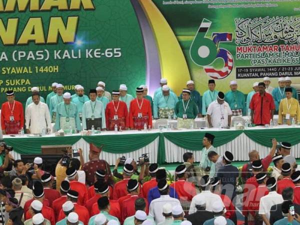 Pimpinan Umno dan Pas berkongsi pentas pada pembukaan Muktamar Tahunan Pas kali ke 65 di Stadium Sukpa. - FOTO ASRIL ASWANDI SHUKOR
