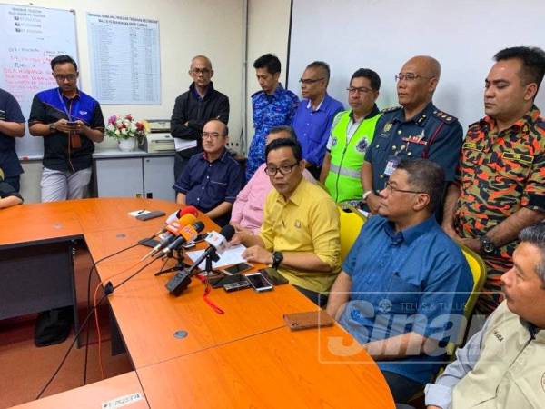 Mohd Khuzzan (tengah, depan) ketika sidang media di Pusat Gerakan Operasi Pemantauan di Stadium Pasir Gudang hari ini