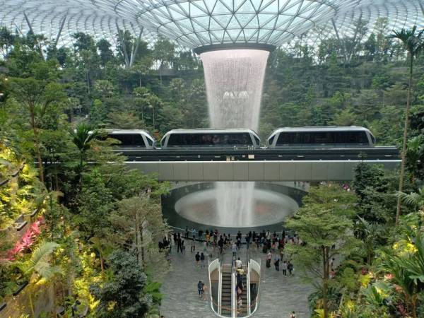 Tingkat atas The Rain Vortex dikelilingi taman kanopi yang membolehkan pengunjung berjalan 80 kaki di atas tanah sambil melihat pemandangan indah.