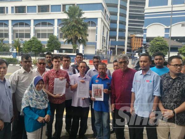 Zahir (lima, kanan) bersama Na'im (enam, kanan) hadir membuat laporan di IPD Dang Wangi, hari ini, berhubung isu pemerasan RM400,000 serta tuduhan fitnah terhadap Anwar.