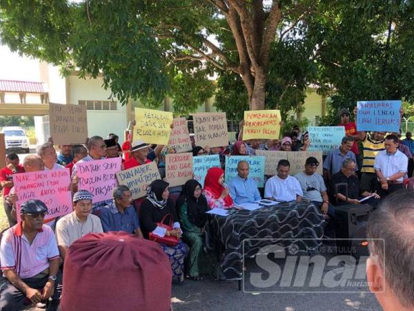 Beberapa pemimpin sayap parti Bersatu negeri, ketua bahagian serta beberapa Majlis Pengurusan Komuniti Kampung (MPKK) dalam Parlimen Masjid Tanah bersama lebih 150 pengikut mengadakan perhimpunan bagi menyatakan suara mereka untuk mempertahankan jawatan disandang Ruslin sebagai Penyelaras DUN Ayer Limau di hadapan Kompleks Japerun Ayer Limau, semalam.