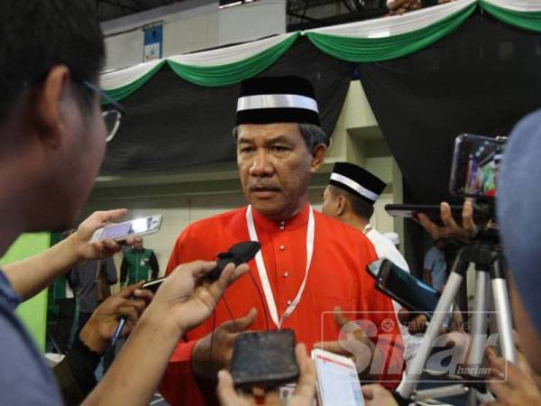  Mohamad ketika ditemui media di Muktamar Tahunan Pas ke-65 di Stadium Tertutup Kompleks Sukan Pahang (Sukpa) di Indera Mahkota, di sini, hari ini. -FOTO ASRILL ASWANDI SHUKOR 