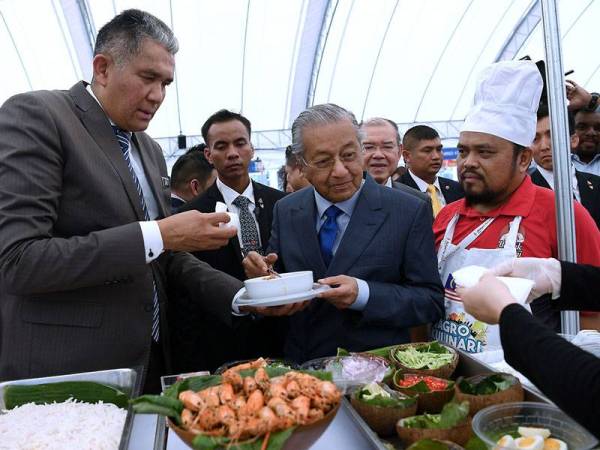 Perdana Menteri Tun Dr Mahathir Mohamad bersama Ketua Setiausaha MOA Datuk Mohd Sallehhuddin Hassan melawat gerai semasa pelancaran Malaysia Fest 2019 hari ini. - Foto Bernama