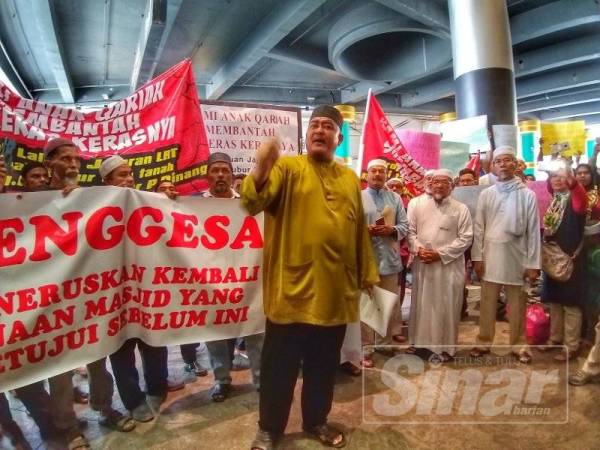 Kumpulan itu yang diketuai Sophian mendesak kerajaan negeri mengikut pelan asal jajaran LRT Bayan Lepas iaitu pembinaan di belakang masjid.