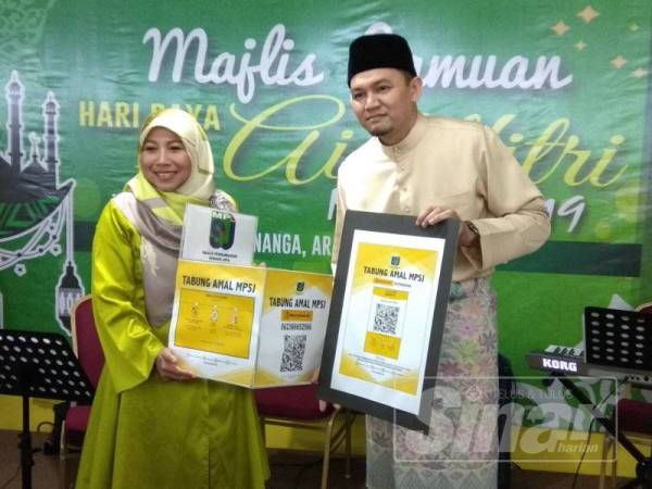 Noraini (kiri) bersama Timbalannya, Zulkurnain Che Ali (kanan) melancarkan Tabung Amal MPSJ yang diwujudkan bagi membantu golongan B40.