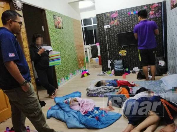 Anggota PADK memeriksa rumah pasangan tersebut