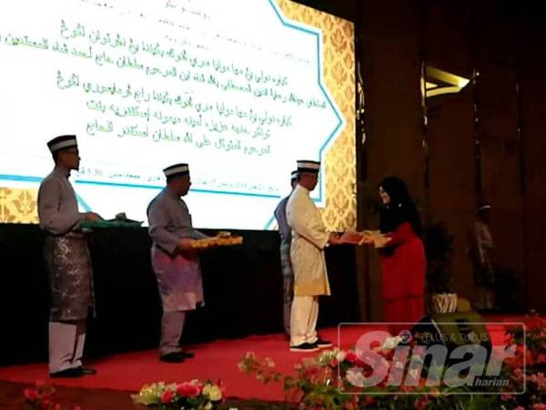 Al-Sultan Abdullah menyampaikan penghargaan kepada pelajar Maahad Tahfiz Pahang pada Majlis Pengurniaan Anugerah Kecemerlangan dan Khatam Hafazan al-Quran Maahad Tahfiz Pahang di Hotel Zenith di sini hari ini.