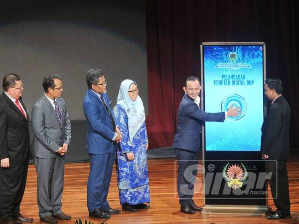 Menteri Pendidikan Malaysia, Dr Maszlee Malik melancarkan Terbitan Digital DBP pada perasmian ulang tahun Dewan Bahasa dan Pustaka yang ke-63 di Balai Budaya Tun Syed Nasir, Wisma DBP. - FOTO ROSLI TALIB