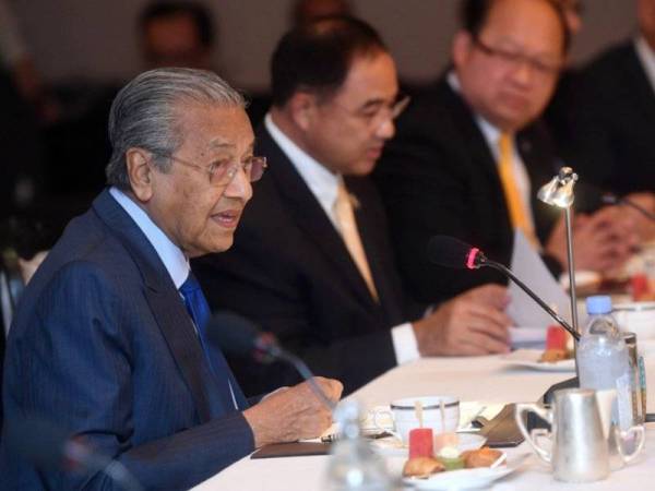 Perdana Menteri Malaysia Tun Dr Mahathir Mohamad memberikan ucaptama semasa sesi Dialog dengan Pemimpin Korporat Thailand di Shangri-La Hotel Bangkok hari ini. Foto: Bernama