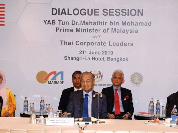 Perdana Menteri Malaysia, Tun Dr Mahathir Mohamad (tengah) menghadiri sesi Dialog dengan Pemimpin Korporat Thailand di Shangri-La Hotel Bangkok hari ini.