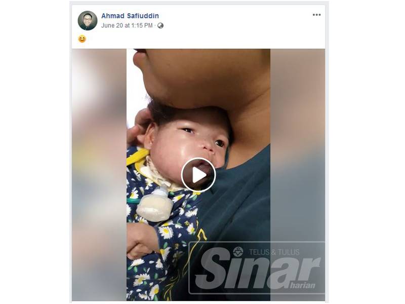 Paparan skrin video dimuat naik Safiuddin mendodoi buah hati sulungnya itu. - FOTO FACEBOOK AHMAD SAFIUDDIN AHMAD RAZAK