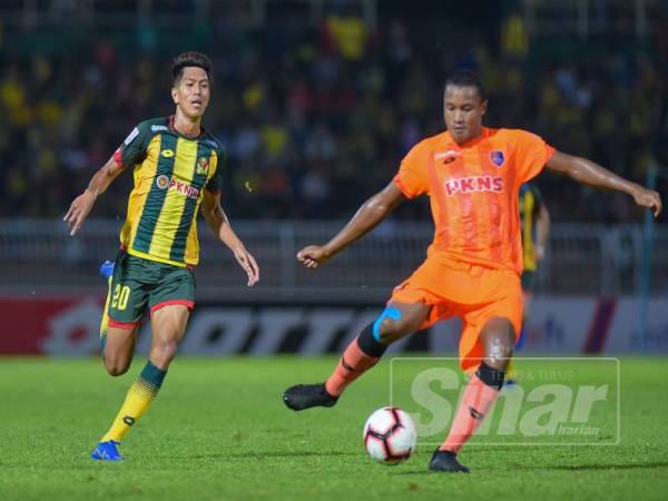 Fazrul Danel (kiri) antara bakat yang telah diletakkan nilai tebus RM3 juta pada awal musim oleh KFA. - FOTO AHMAD ZAKI OSMAN