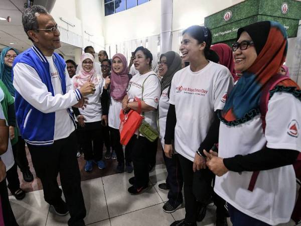 Menteri Kesihatan Datuk Seri Dr Dzulkefly Ahmad beramah mesra bersama orang ramai pada sambutan Hari Penderma Darah Sedunia peringkat Kebangsaan 2019 di Pusat Darah Negara hari ini.- FOTO BERNAMA